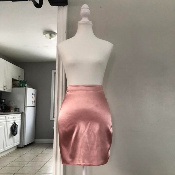 PrettyLittleThing pink satin mini skirt - Picture 1 of 3